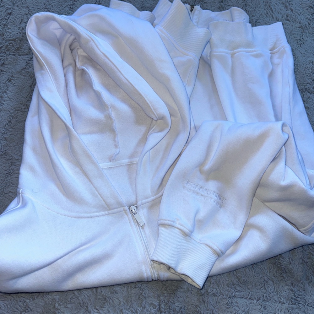Buff bunny
White Zip-Up Hoodie